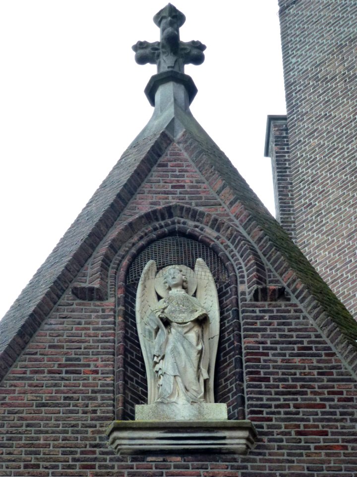 Oss (NL) grote kerk gevelbeeld engel l