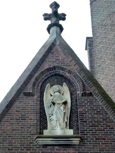 Oss (NL) grote kerk gevelbeeld engel l