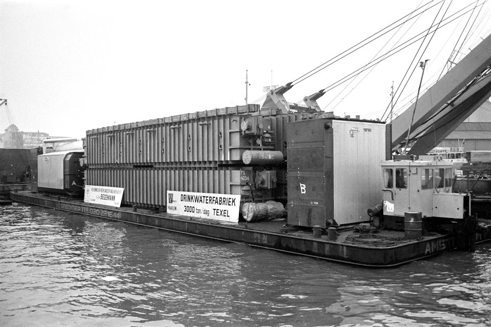 Opdracht Texelse Courant , schip Beemster met waterontziltingsapparatuur in Am, Bestanddeelnr 925-2835