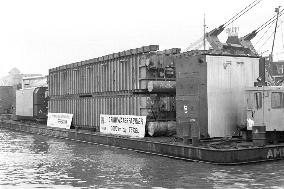 Opdracht Texelse Courant , schip Beemster met waterontziltingsapparatuur in Am, Bestanddeelnr 925-2837