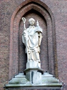 Oss (NL) grote kerk gevelbeeld l, St.Willibrord