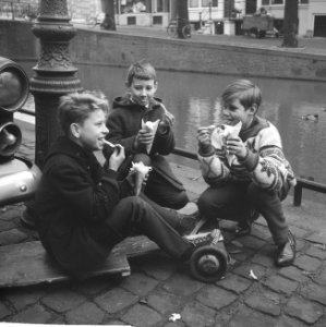 Opdracht Trouw, frites etende kinderen, Bestanddeelnr 914-5231