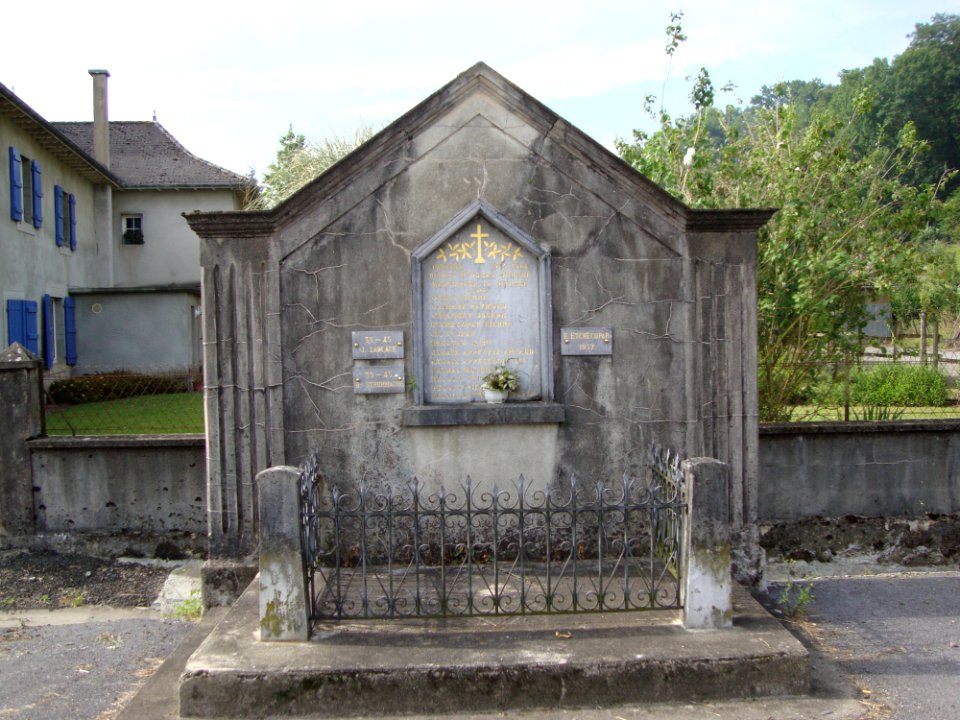 Ossas (Ossas-Suhare, Pyr-Atl, Fr) war memorial
