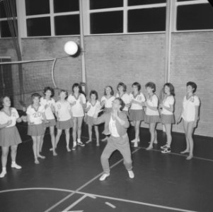Opdracht Trouw, volleybal Burgemeester van Leeuwenschool Wiltzanghlaan, Bestanddeelnr 914-6249
