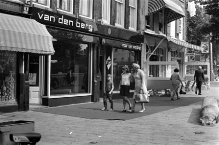 Opdracht Textilia. Kamerbreed tapijt op straat, Bestanddeelnr 920-4806