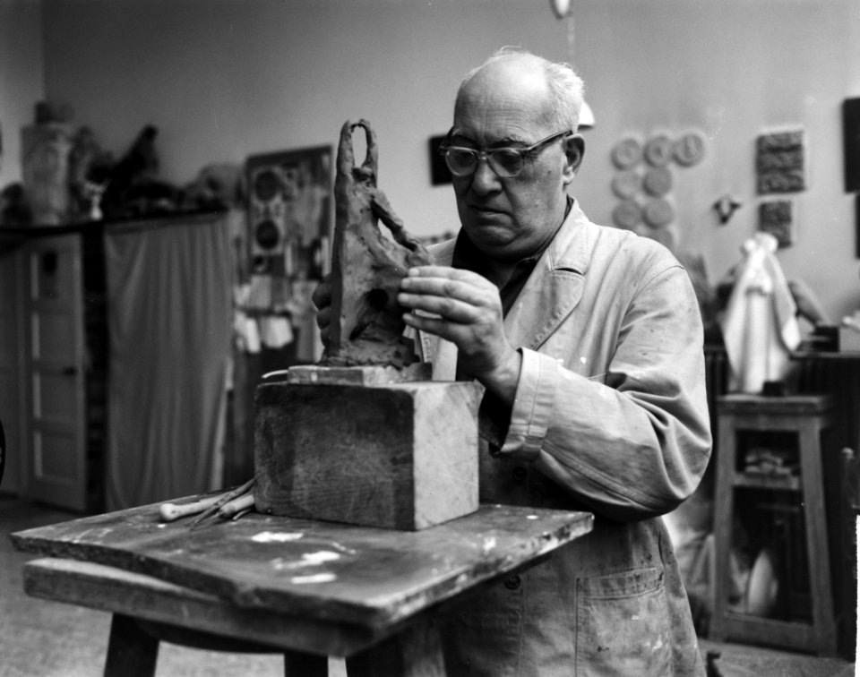 Opdracht Rotterdammer, Beeldhouwer prof Fred Carasso, Bestanddeelnr 915-1542