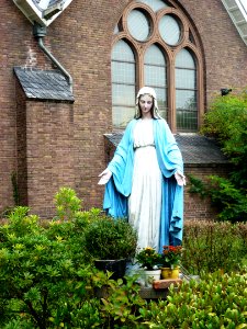 Oss (NL) Gerardus Majellakerk Mariabeeld naast kerk