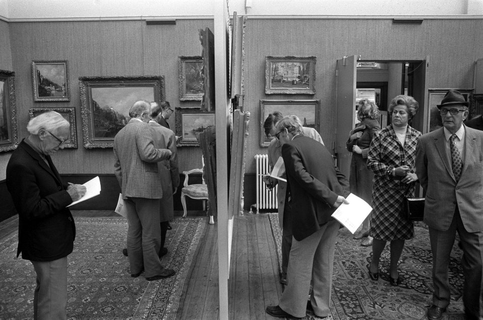 Opdracht Rotterdams Nieuwsblad , kijkdag schilderijenveiling Mak van Waay, Bestanddeelnr 926-7111