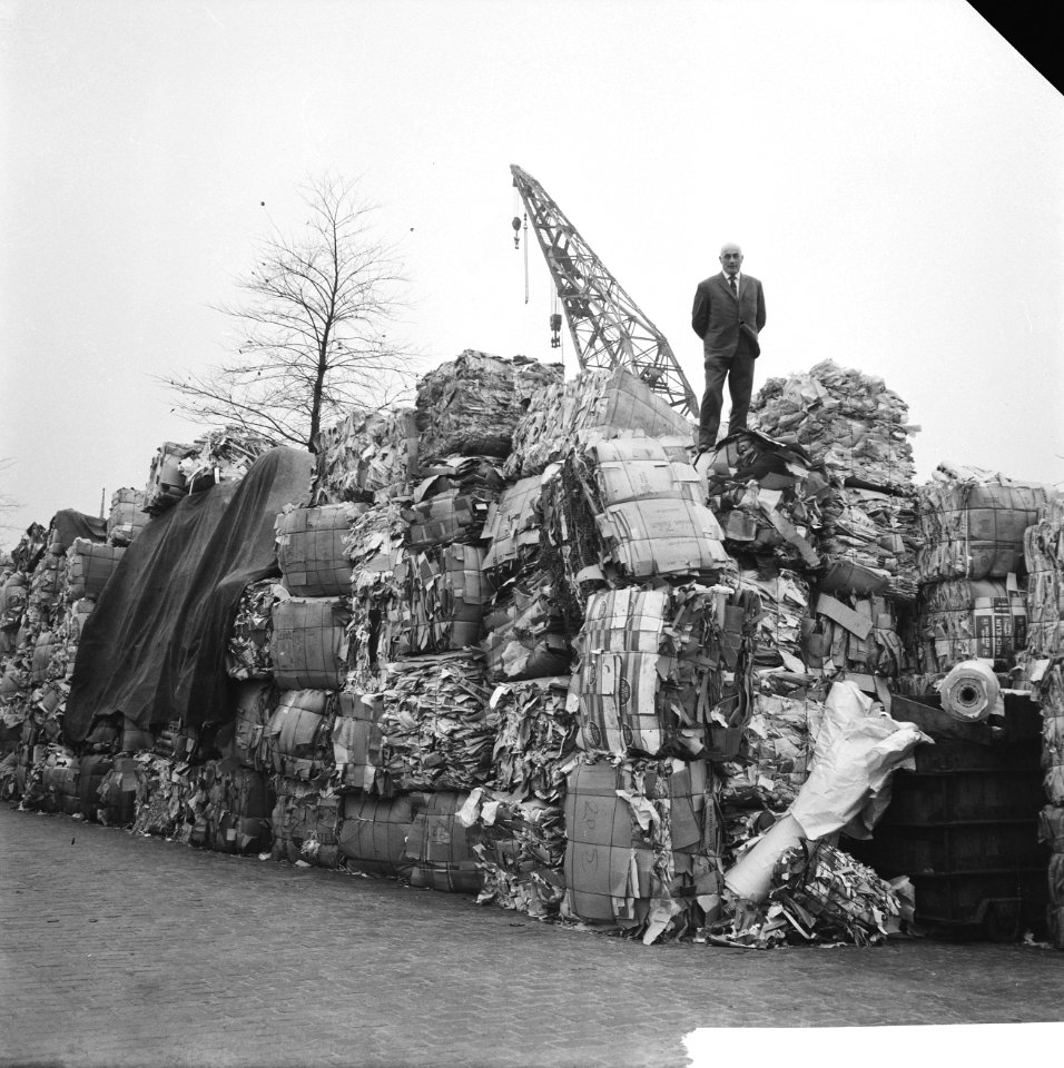 Opdracht Telegraaf Oud papierhandelaar Wessels . Opgestapeld oud papier, Bestanddeelnr 913-1720