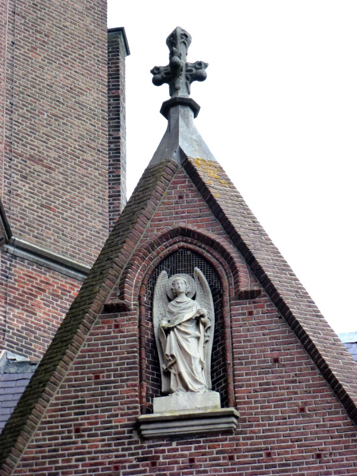 Oss (NL) grote kerk gevelbeeld engel r