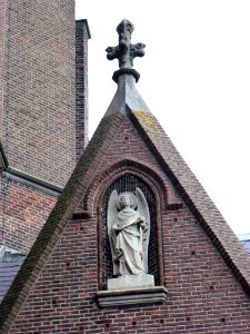 Oss (NL) grote kerk gevelbeeld engel r