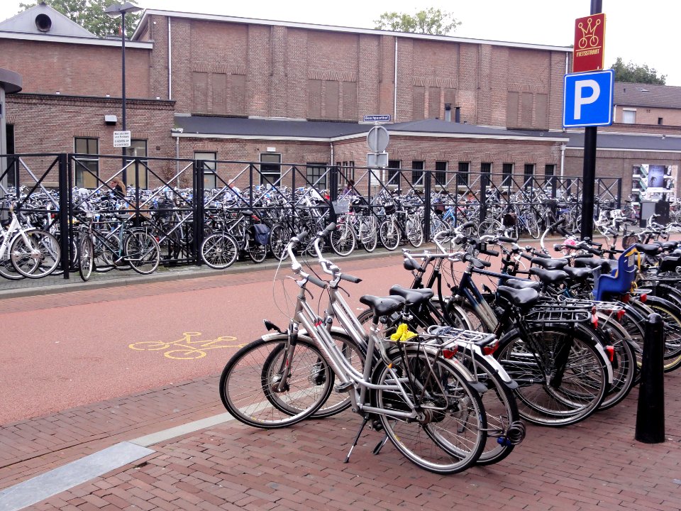 Oss Rijksmonument 516599 Kruisstraat 15 oude Jurgensfabriek, en volle fietsenstalling