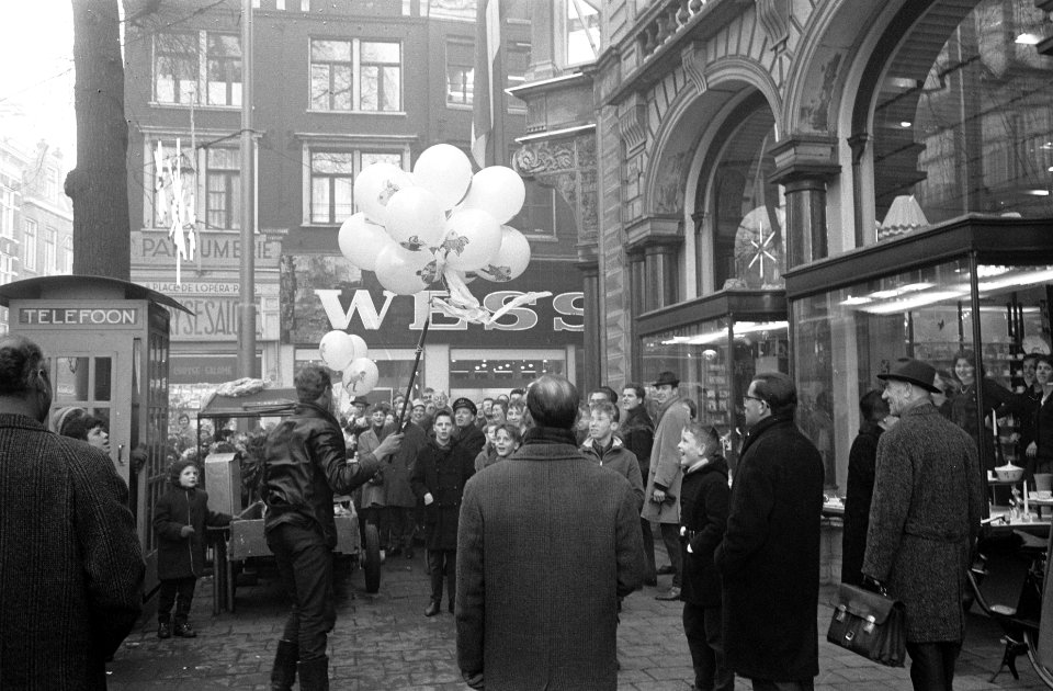 Opdracht Telegraaf, ballonnen in boom, Bestanddeelnr 914-5782
