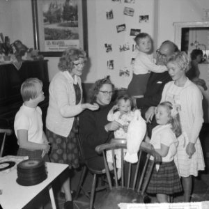 Opdracht Telegraaf, de Nederlandse Josephine Baker in Driebergen met haar kinder, Bestanddeelnr 916-9489