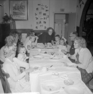Opdracht Telegraaf, de Nederlandse Josephine Baker in Driebergen met haar kinder, Bestanddeelnr 916-9492