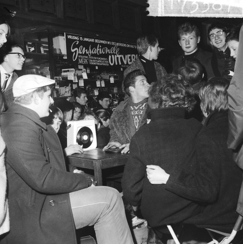 Opdracht Telegraaf, uitverkoop mensen wachten bij fotowinkel Bokma, Bestanddeelnr 917-3387 photo