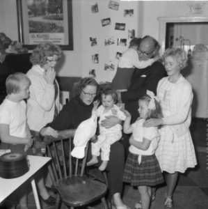 Opdracht Telegraaf, de Nederlandse Josephine Baker in Driebergen met haar kinder, Bestanddeelnr 916-9493