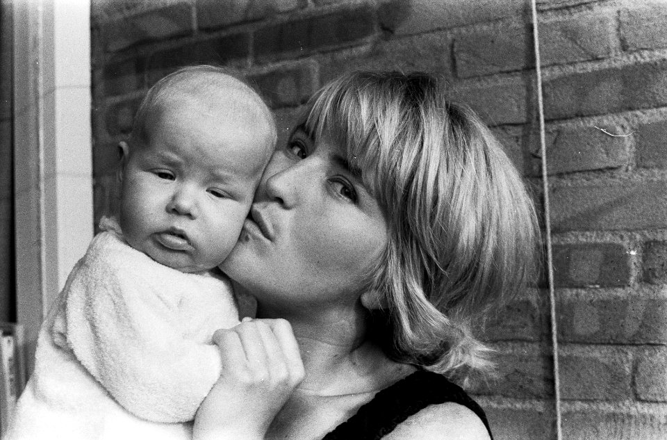 Opdracht Telegraaf, Jasperina de Jong met baby, Bestanddeelnr 916-5739