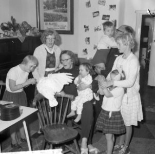 Opdracht Telegraaf, de Nederlandse Josephine Baker in Driebergen met haar kinder, Bestanddeelnr 916-9494