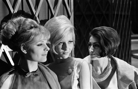 Opdracht Telegraaf, 3 Franse mannequins in Concertgebouw, Bestanddeelnr 916-3447