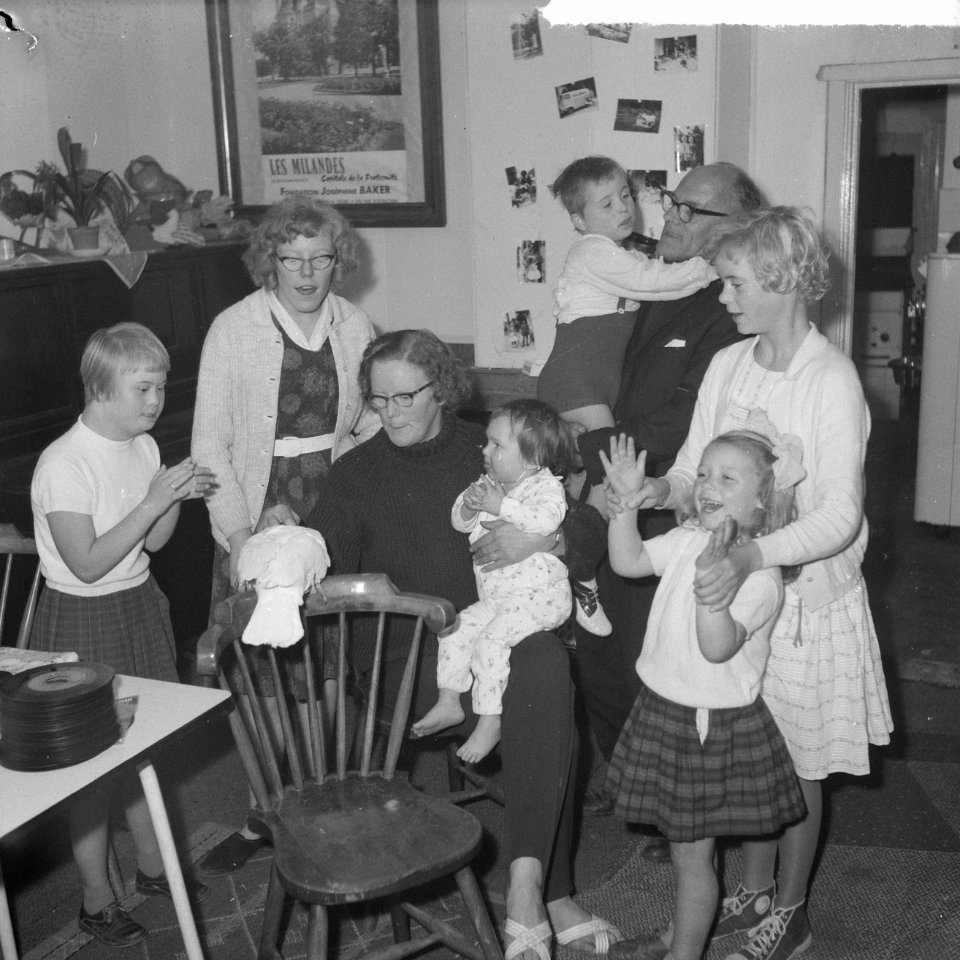 Opdracht Telegraaf, de Nederlandse Josephine Baker in Driebergen met haar kinder, Bestanddeelnr 916-9490