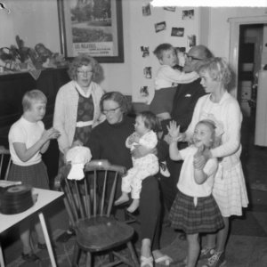 Opdracht Telegraaf, de Nederlandse Josephine Baker in Driebergen met haar kinder, Bestanddeelnr 916-9490
