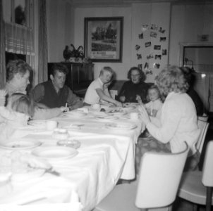 Opdracht Telegraaf, de Nederlandse Josephine Baker in Driebergen met haar kinder, Bestanddeelnr 916-9495