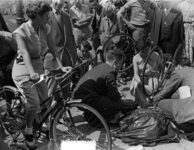 Opdracht Telegraaf. Amerikaanse meisjes monteren fietsn op Leidse Plein, Bestanddeelnr 905-8108