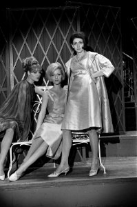 Opdracht Telegraaf, 3 Franse mannequins in Concertgebouw, Bestanddeelnr 916-3449