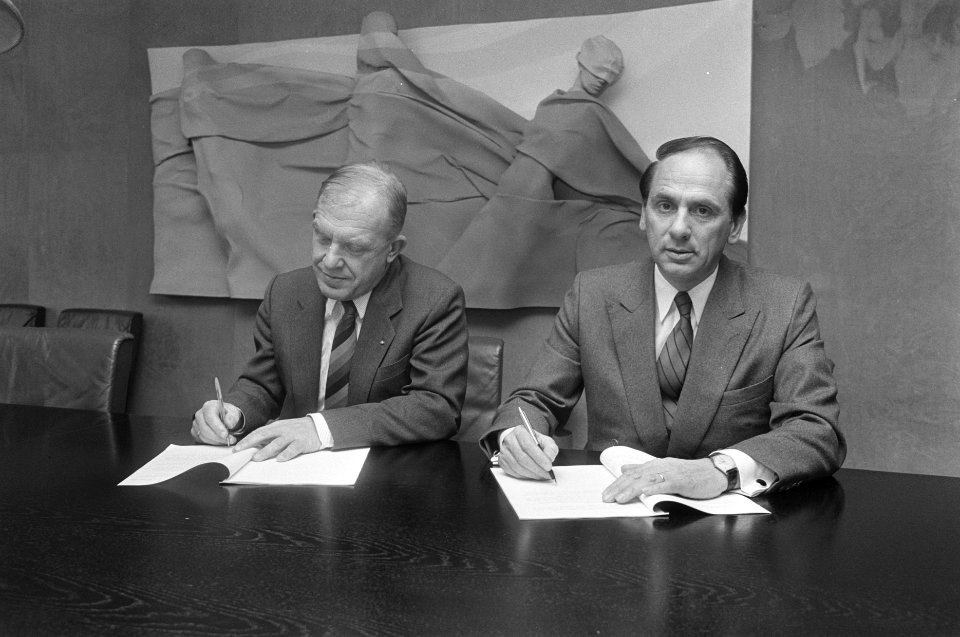 Opdracht Financieel Dagblad de heer Stevens (r) en de heer Nobel (l), Bestanddeelnr 933-9622
