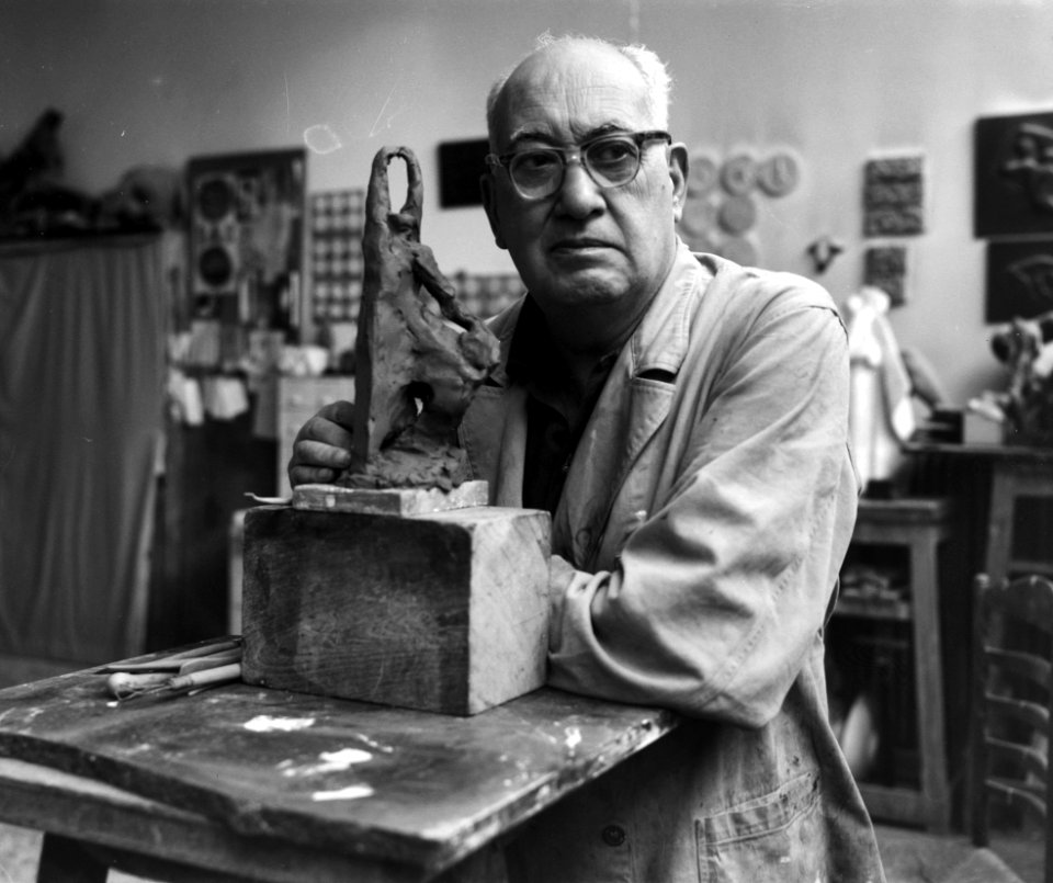 Opdracht Rotterdammer, Beeldhouwer prof Fred Carasso, Bestanddeelnr 915-1541