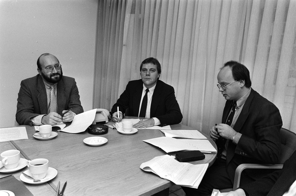 Opdracht Financieel Dagblad ondertekening HP contract R. Kaal , H. Bouwman en, Bestanddeelnr 933-4758