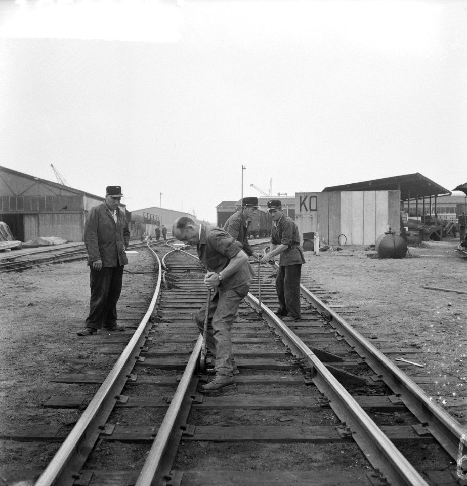Opdracht Nederlandse Spoorwegen . Railsarbeiders, Bestanddeelnr 912-5613