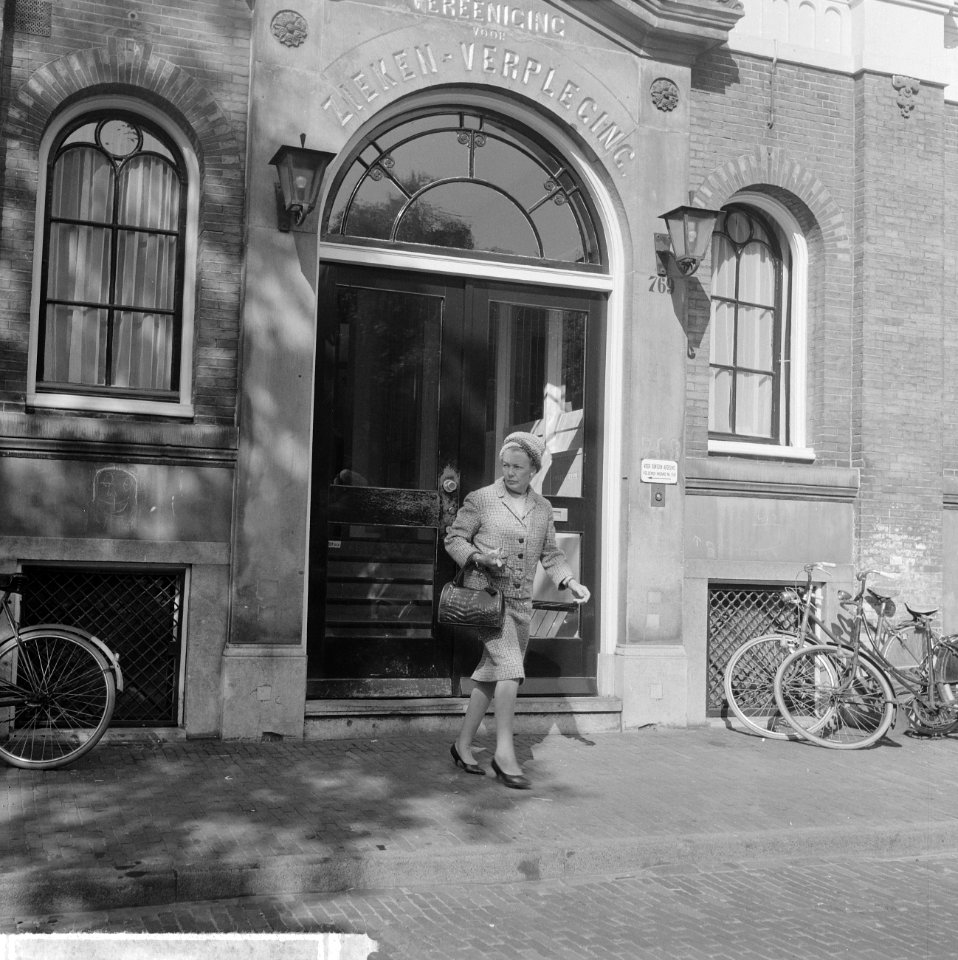 Opdracht Telegraaf, mevrouw Van Haal verlaat ziekenhuis aan Prinsengracht, Bestanddeelnr 916-4524