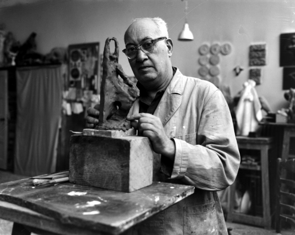 Opdracht Rotterdammer, Beeldhouwer prof Fred Carasso, Bestanddeelnr 915-1543