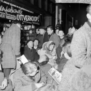 Opdracht Telegraaf, uitverkoop mensen wachten bij fotowinkel Bokma, Bestanddeelnr 917-3386 photo