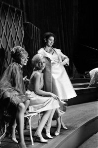 Opdracht Telegraaf, 3 Franse mannequins in Concertgebouw, Bestanddeelnr 916-3448