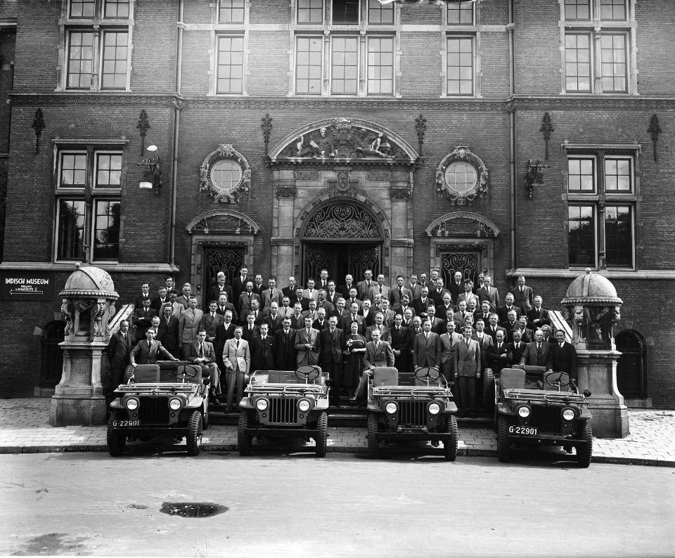 Opdracht soeberg, groepsfofo met vier jeeps, Bestanddeelnr 934-6672