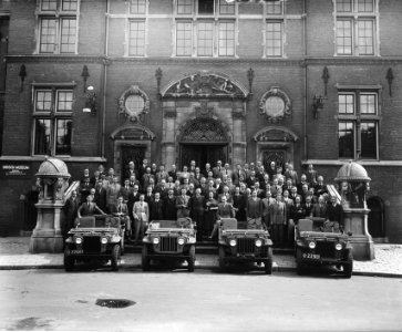 Opdracht soeberg, groepsfofo met vier jeeps, Bestanddeelnr 934-6672