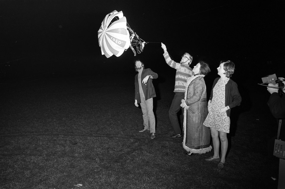 Opdracht NOS-journaal Aktiegroep De lastige Zwanenburger laat parachutes op, , Bestanddeelnr 924-1923