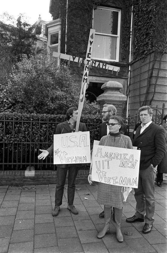 Opdracht Parool. Dhr. en mevrouw Boetes bij Amerikaans Consulaat te Amsterdam me, Bestanddeelnr 920-8125
