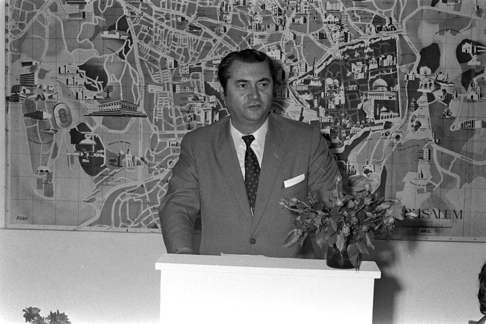 Opdracht Parool, opening tentoonstelling in Galerie Israel, Bestanddeelnr 924-8925