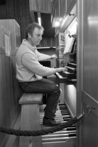 Opdracht Gelderlander prof. Ewald Kooyman speelt orgel, Bestanddeelnr 934-2090