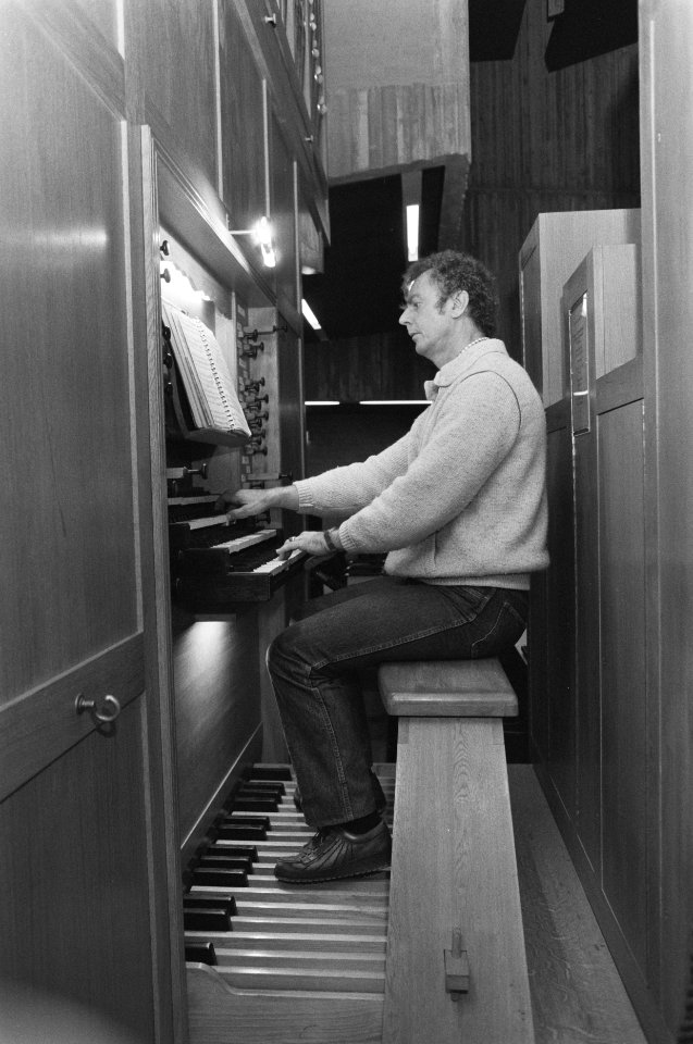 Opdracht Gelderlander prof. Ewald Kooyman speelt orgel, Bestanddeelnr 934-2089