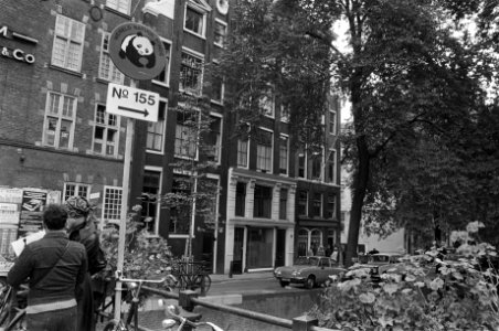 Opdracht Parool, oud Artisdirecteur Jacobi opent winkeltje op OZ-Achterburgwal i, Bestanddeelnr 928-1866