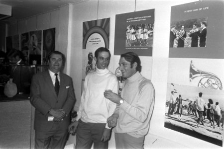 Opdracht Parool, opening tentoonstelling in Galerie Israel, Bestanddeelnr 924-8924