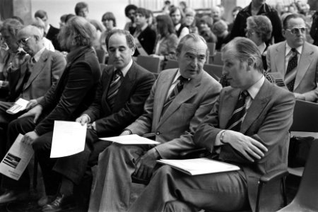 Opdracht Onderwijs en Wetenschappen (4-11-1977) staatssecretaris De Jong opent H, Bestanddeelnr 929-4273