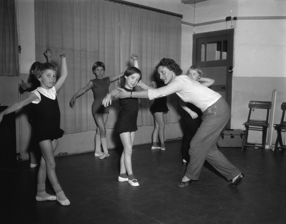 Opdrachten Friese Koerier , balletgroep in Amstelveen, Bestanddeelnr 909-3203