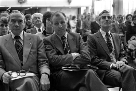 Opdracht Onderwijs en Wetenschappen (4-11-1977) staatssecretaris De Jong opent H, Bestanddeelnr 929-4274