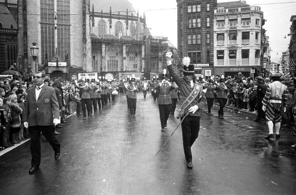 Opdracht St Nicolaas intocht in Amsterdam, muziekkorps met padvinders (en brand, Bestanddeelnr 927-5891